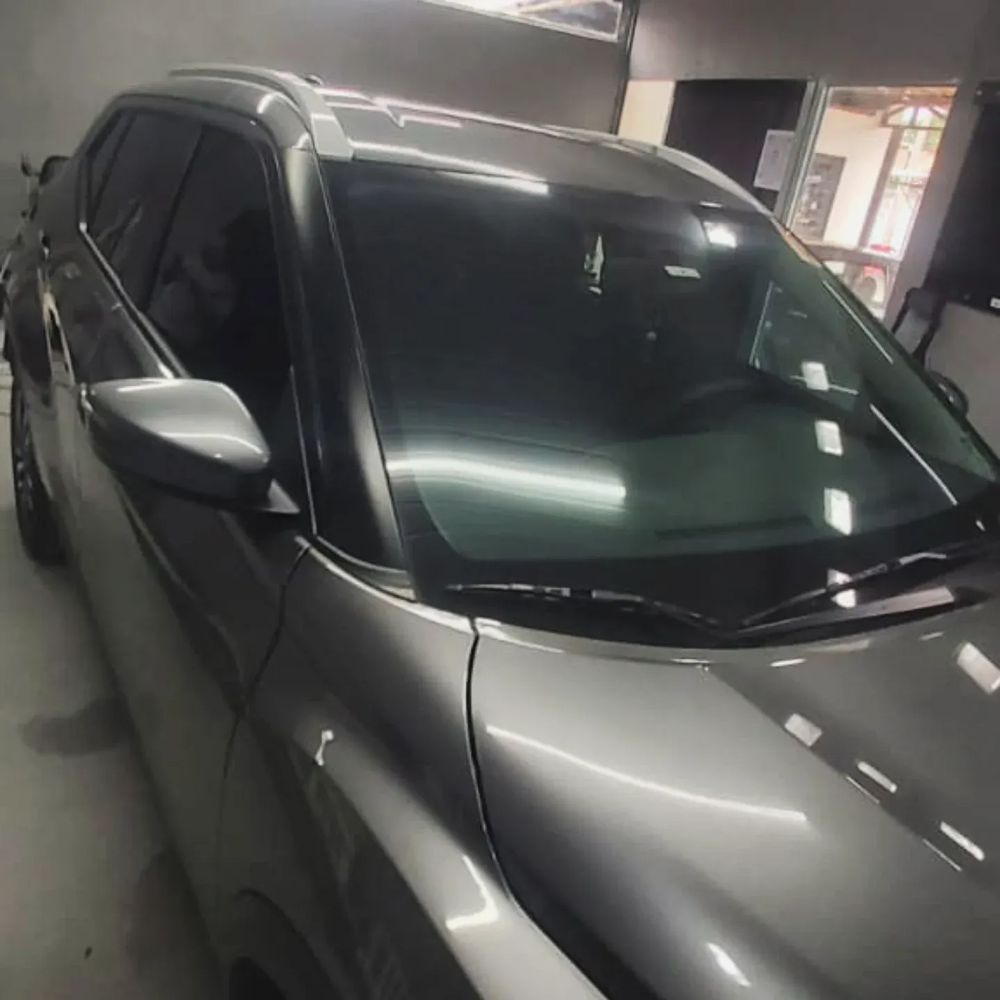 SUV com película de controle solar nos vidros laterais e para-brisa
