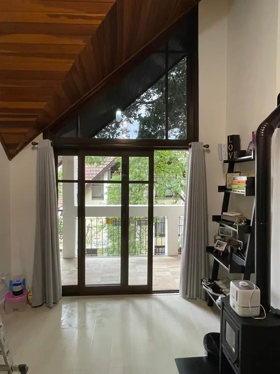 Ambiente residencial com película arquitetônica aplicada em janela ampla