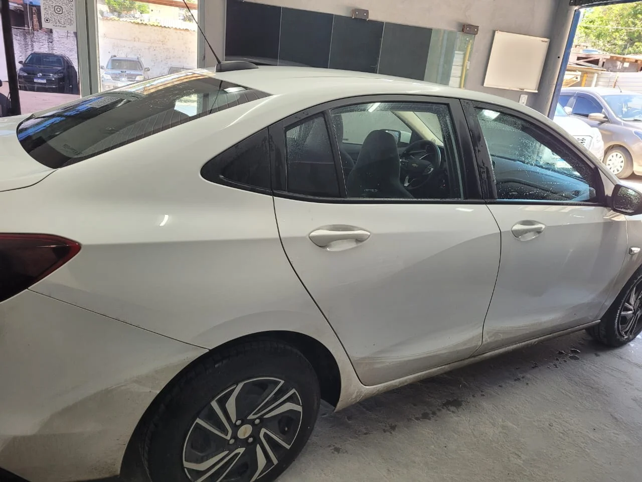 Carro com película automotiva aplicada na GIU'S FILMS