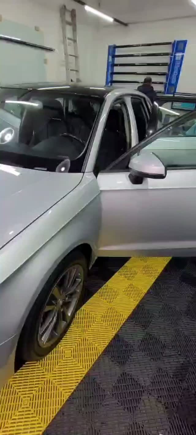 Veículo prateado em processo de aplicação de película automotiva