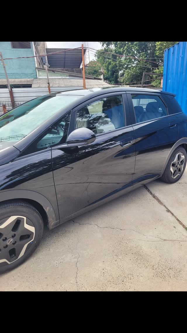 Hatch com película automotiva aplicada lateralmente