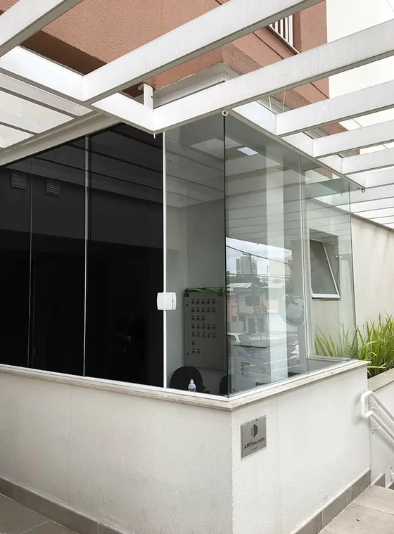 Fachada comercial com película escura aplicada
