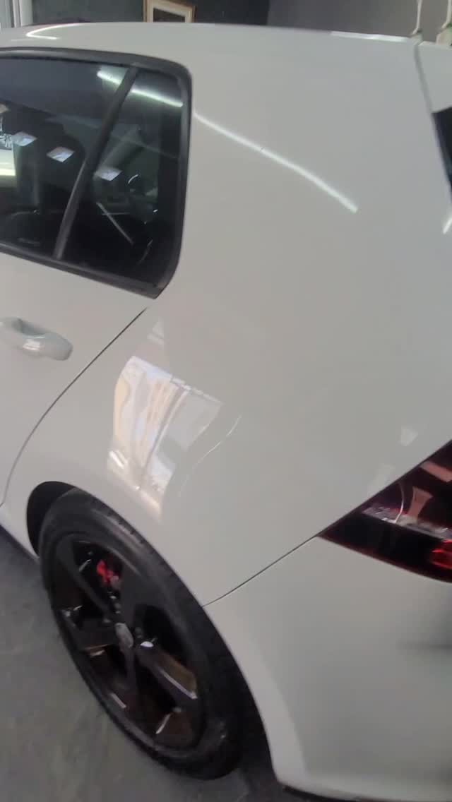 Carro com película de controle solar nos vidros laterais