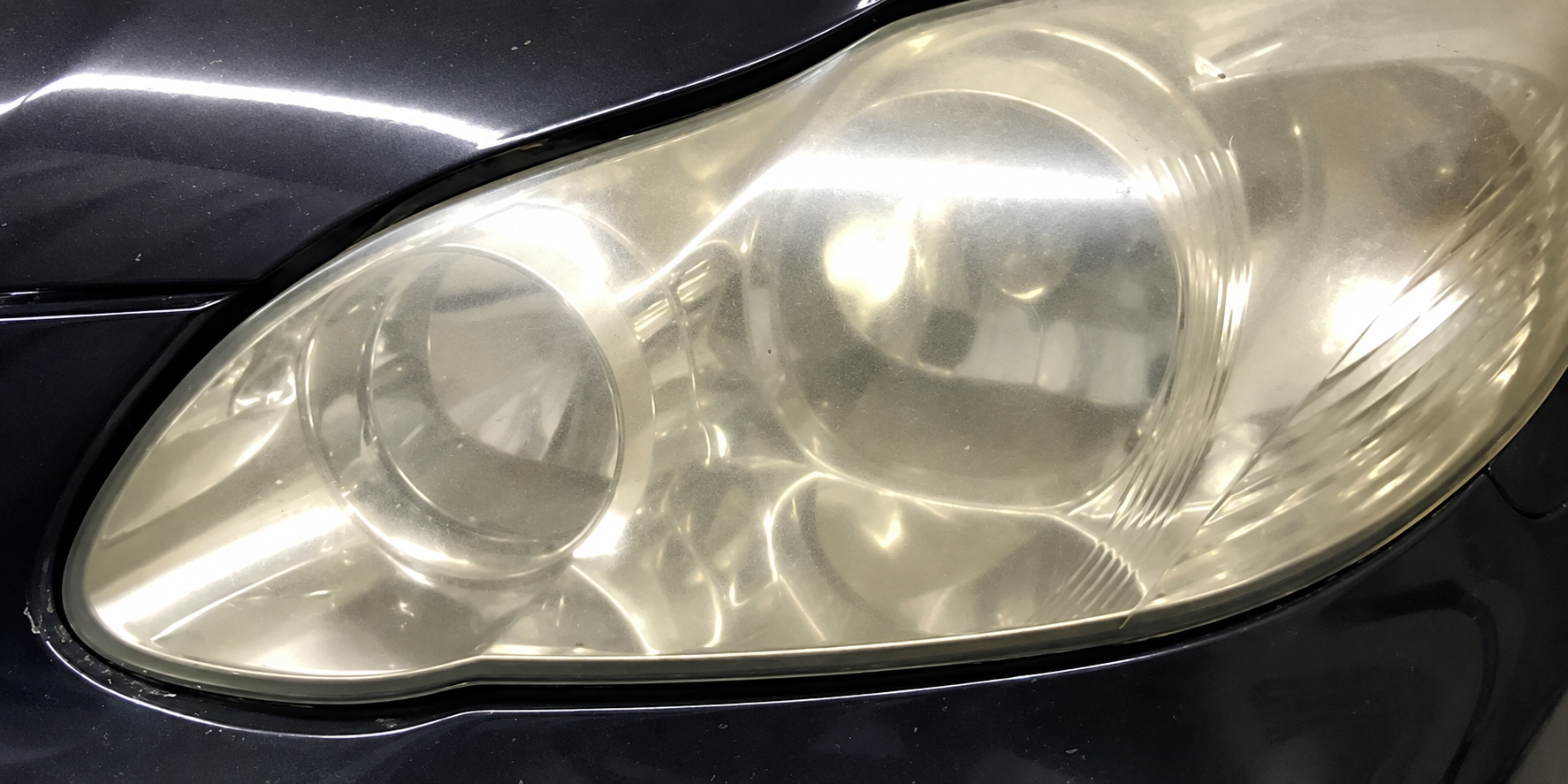 Farol automotivo amarelado antes da revitalização
